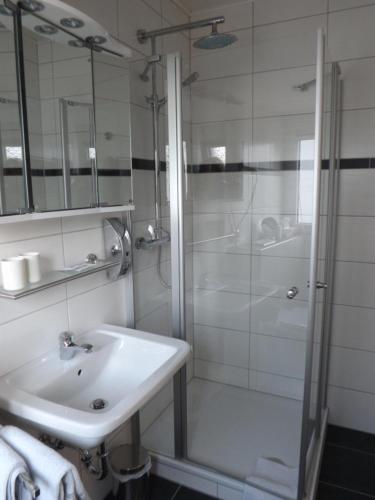 Bilik mandi di B&B Pension Winzerhaus Zell-Mosel