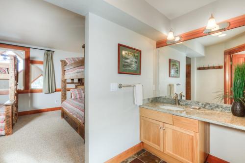 Dapur atau dapur kecil di Saddle Ridge Townhome-Unit B1