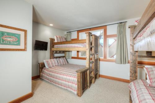 Katil atau katil-katil dalam bilik di Saddle Ridge Townhome-Unit B1