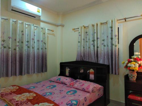 En eller flere senge i et værelse på Baan Sea Cream