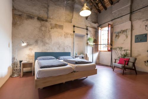 Un ou plusieurs lits dans un hébergement de l'établissement Un posto a Milano - guesthouse all'interno di una cascina del 700