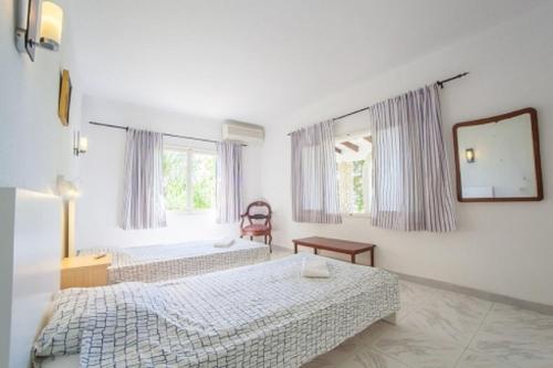En eller flere senge i et værelse på Finca La Siesta - Villa in Betlem, Mallorca