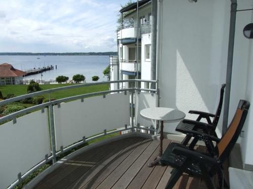 einen Balkon mit einem Tisch und einem Stuhl auf einem Gebäude in der Unterkunft Ostseewohnung Nr. 14 - Villa Mare - in Glücksburg