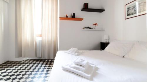 ミラノにあるItalianway-Pastrengo 11 Flatのベッドルーム1室(白いベッド1台、タオル2枚付)