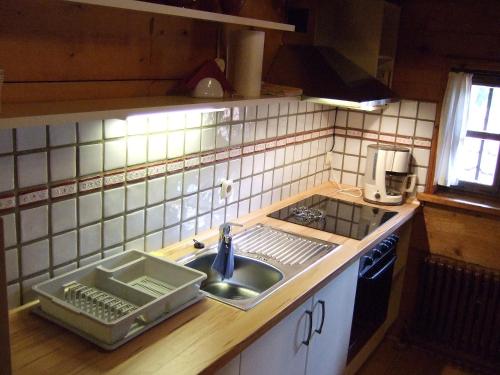 Una encimera de cocina con un fregadero y una estufa. en Gästehaus Banik, en Seebruck