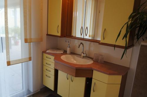 a bathroom with a sink and a window at Ferienwohnung Familie Nachtmann in Beilngries