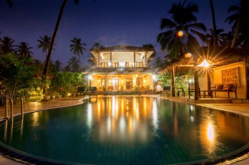 Bazén v ubytování Lanka Beach Grand Villa nebo v jeho okolí