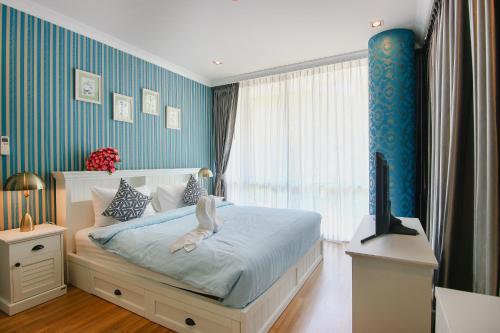 une chambre avec un lit et une télévision dans l'établissement My Resort Hua Hin B111, à Hua Hin