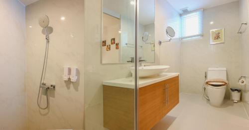 une salle de bain avec un lavabo, une douche et des toilettes dans l'établissement My Resort Hua Hin B111, à Hua Hin