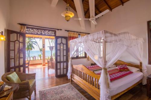 Postel nebo postele na pokoji v ubytování Lanka Beach Grand Villa
