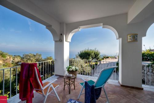 een balkon met stoelen en uitzicht op de oceaan bij Il Nibbio in Piano di Sorrento