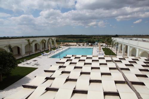 einen Blick auf den Pool vom Dach eines Gebäudes in der Unterkunft Agri Hotel Conte Salentino in Porto Cesareo