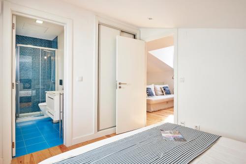 una piccola camera con letto e bagno di Apartment Guarda-Mor a Lisbona