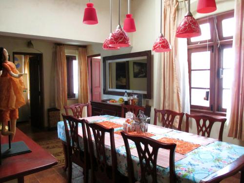 En restaurang eller annat matställe på Colonial 4 B/R Home, Great for Families, Coonoor