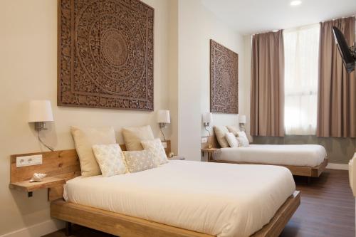 سرير أو أسرّة في غرفة في Hotel Radha