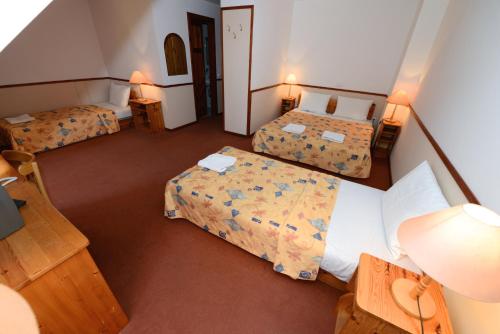 an overhead view of a hotel room with two beds at Bakony Hotel in Bakonybél