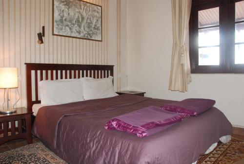 Säng eller sängar i ett rum på Colonial 4 B/R Home, Great for Families, Coonoor