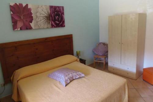 a bedroom with a bed and a cabinet at Missipezza Residence a Frassanito in Alimini