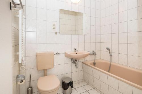 ein Badezimmer mit einem WC, einem Waschbecken und einer Badewanne in der Unterkunft GWG City Apartments III in Halle-Neustadt