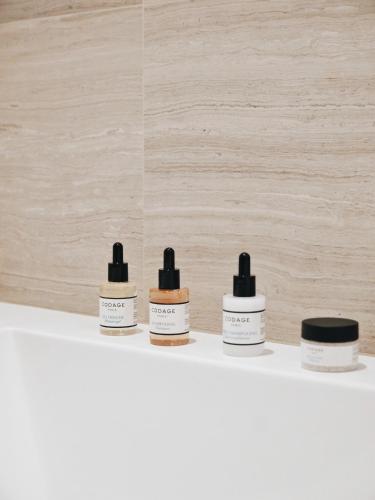  Hotel Marignan Champs-Elysées -  Chambre  photo :   Tea/Coffee maker    Minibar    Shower                           