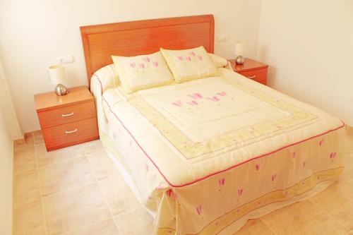 1 dormitorio con 1 cama grande y 2 mesitas de noche en Apartamento Blanc Mar, en Peñíscola