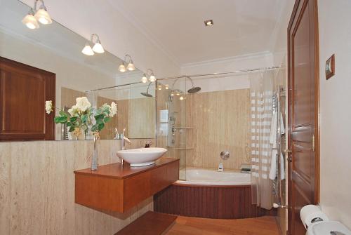 A bathroom at Villa Canova