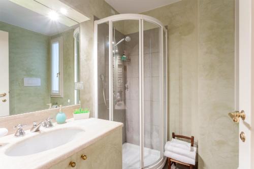 une salle de bain avec douche, lavabo et toilettes dans l'établissement Ponte Vecchio View Luxury Apartment, à Florence