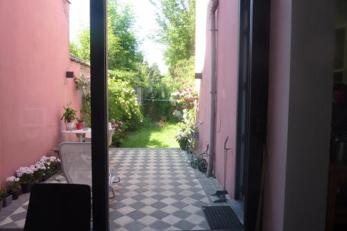 an open door to a courtyard with a garden at Rez/duplex 3 ch et jardin in Brussels