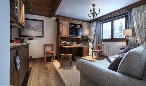 un salon avec un canapé et une table dans l'établissement Appartement 35m² Domaine du Jardin Alpin, à Courchevel