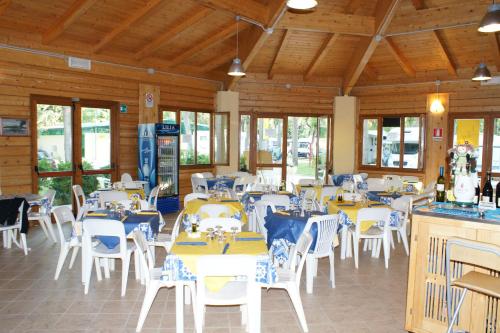 Een restaurant of ander eetgelegenheid bij Camping Viareggio