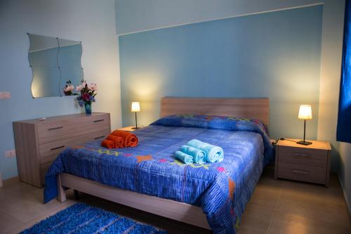 una camera con un letto con due cuscini sopra di Profumo di Mare a Punta Secca