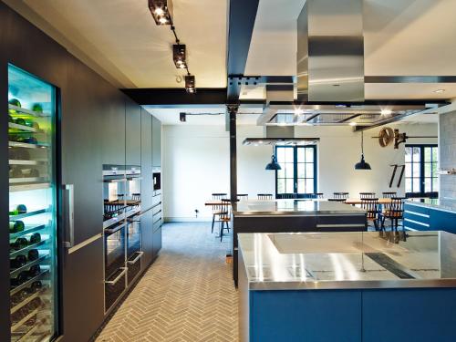 A kitchen or kitchenette at Auberge de Temple