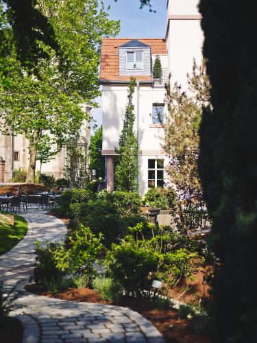 a building with a garden in front of it at Auberge de Temple in Johannesberg