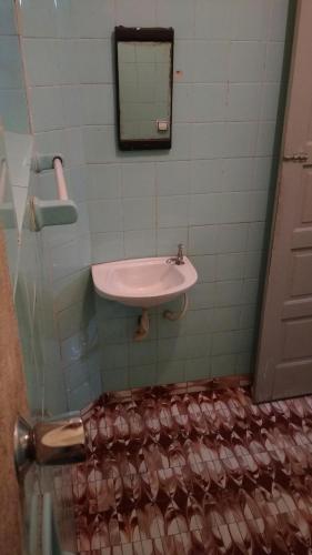 a bathroom with a sink and a mirror at Hotel Paulista in São Vicente