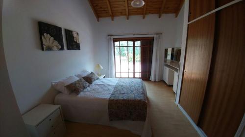 1 dormitorio con 1 cama en una habitación con ventana en Las Frambuesas en Viedma