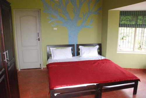 מיטה או מיטות בחדר ב-Relaxing 2 B/R Estate House, Deenaty, Tamil Nadu