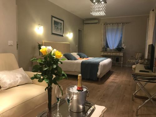 um quarto com uma cama, um sofá e uma mesa em Villa Kilauea B&B em Nice