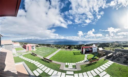 a view of a park with benches and the water at Quinta do Basalto in Piedade