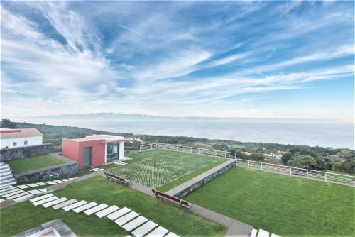 an aerial view of a house with a lawn at Quinta do Basalto in Piedade
