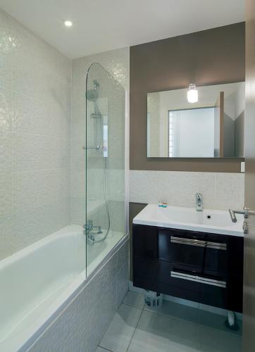 une salle de bain avec une baignoire, un lavabo et une douche dans l'établissement Bordo'Appart Hoya Bella, à Arcachon