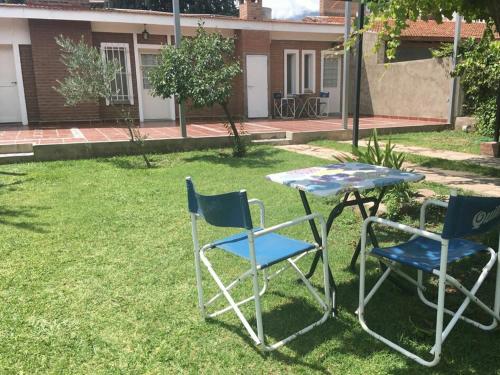 two chairs and a table in a yard at El Chinchero Departamentos in Merlo
