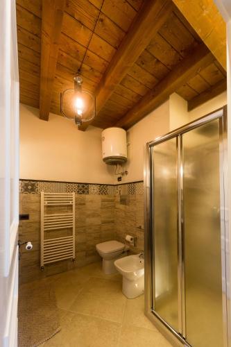 a bathroom with a toilet and a glass shower at Le Tre Giare in Modica