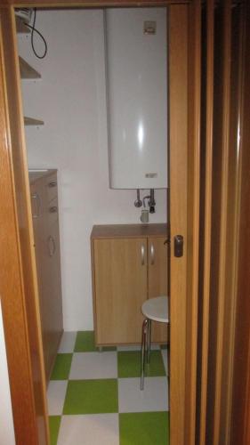 HaidingにあるWohnung in Haiding/Welsのシンクとテーブルのある小さなキッチン
