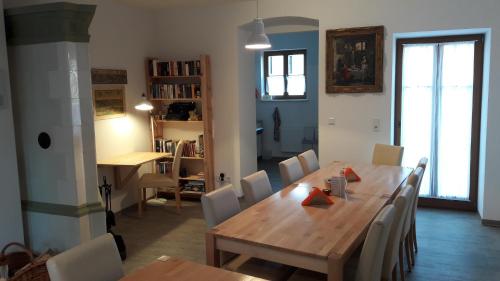 uma sala de jantar com uma mesa de madeira e cadeiras em Garni Hotel Zum Hothertor em Görlitz