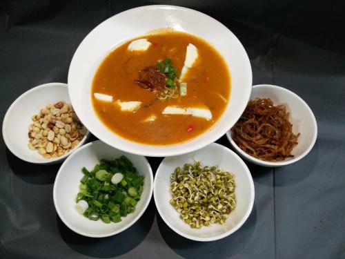 a bowl of soup and four bowls of food at Varanda Do Mar in Panaji