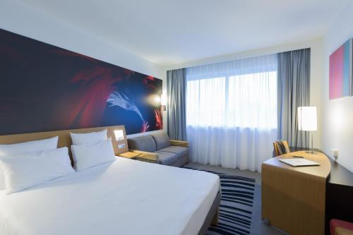 Postel nebo postele na pokoji v ubytování Novotel Poitiers Site du Futuroscope