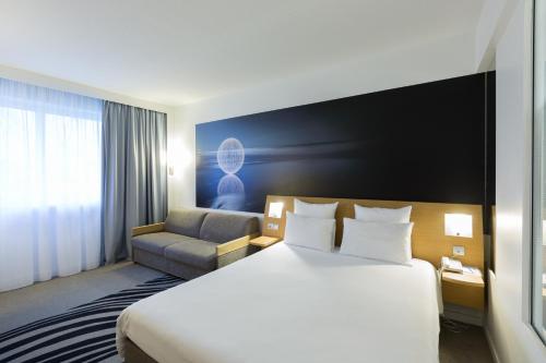 Postel nebo postele na pokoji v ubytování Novotel Poitiers Site du Futuroscope