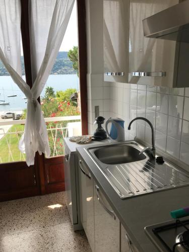 una cucina con lavandino e una finestra con vista di Villa Lina a Ranco