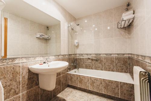 Koupelna v ubytování Hotel Catalunya Ribes de Freser