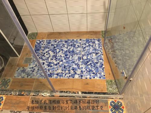 an overhead view of a bathroom with a tile floor at Home & Teak Homestay in Jinning